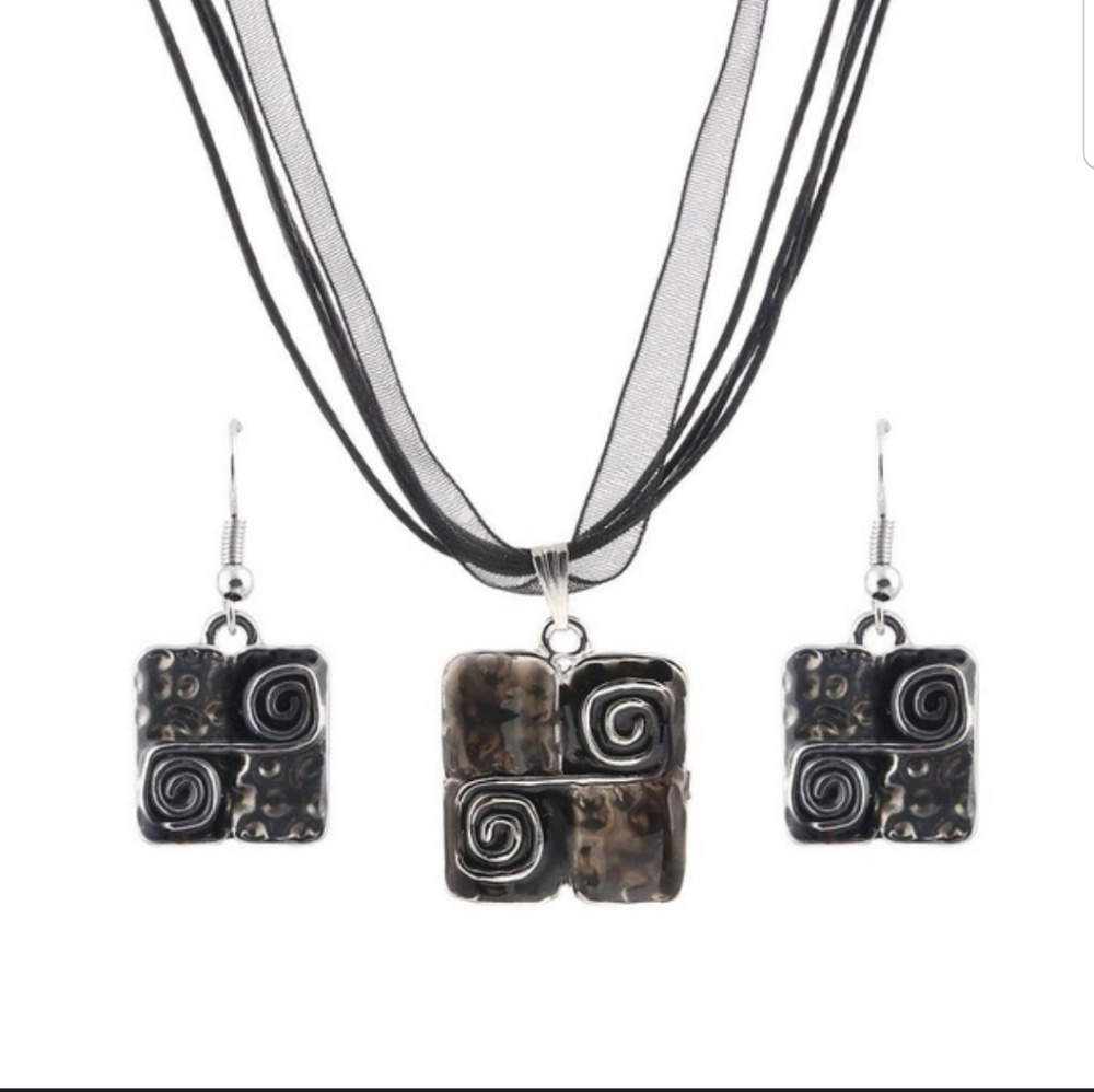 💕2 for $10💕 Black Necklace and Earring Set